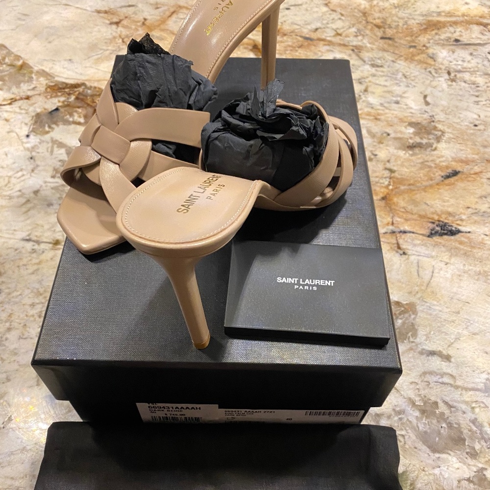 Yves Saint Laurent Sandals